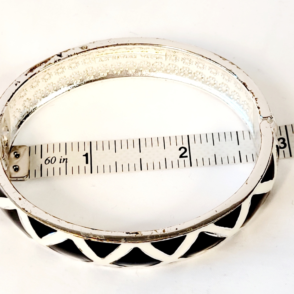 Elegant Black and White Bracelet - Picture 6 of 7